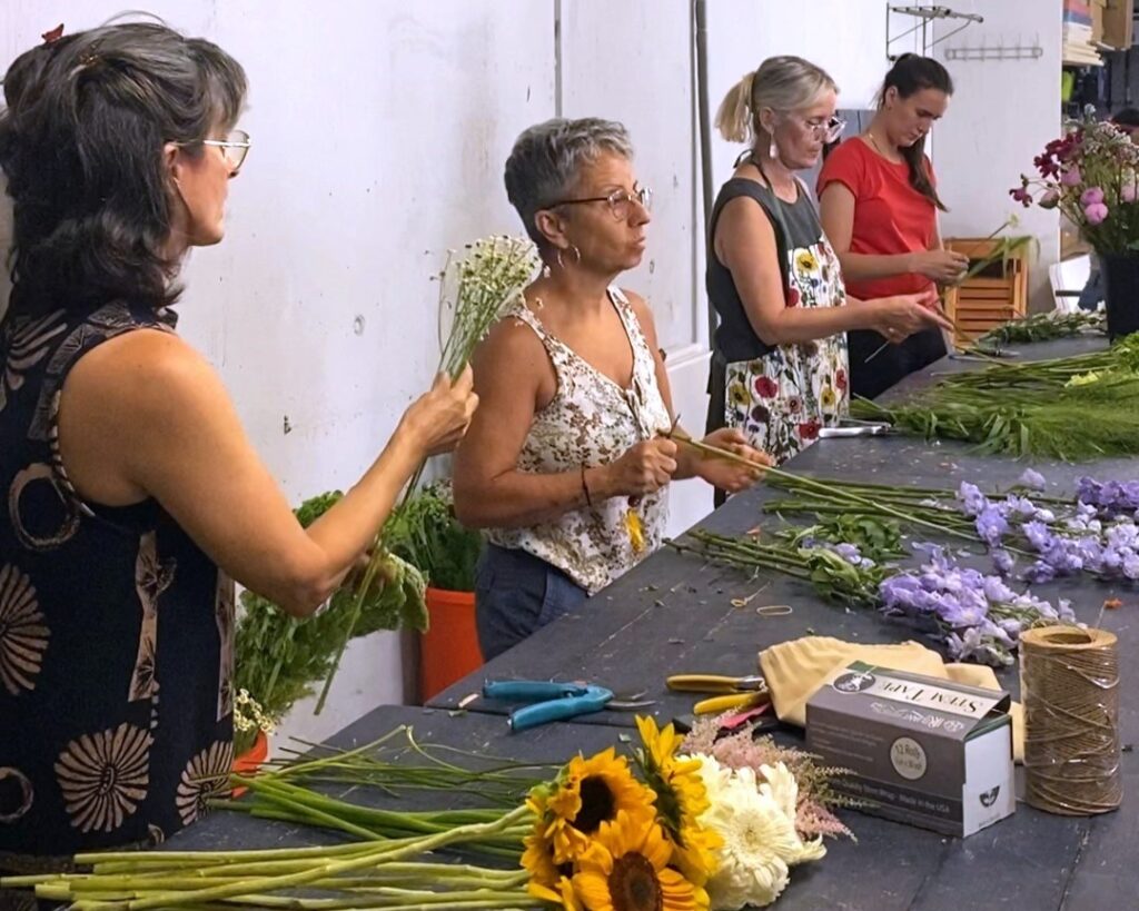 Alumnas del curso de auxiliar florista realizando prácticas en las aulas de Smilax