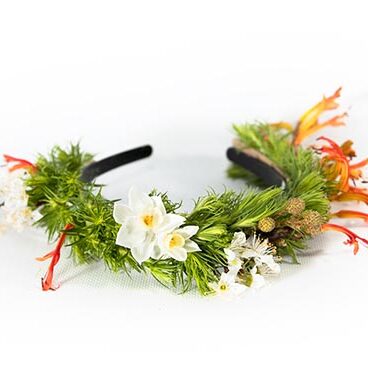 Diadema de núvia elegant amb flors fresques i detalls sofisticats.