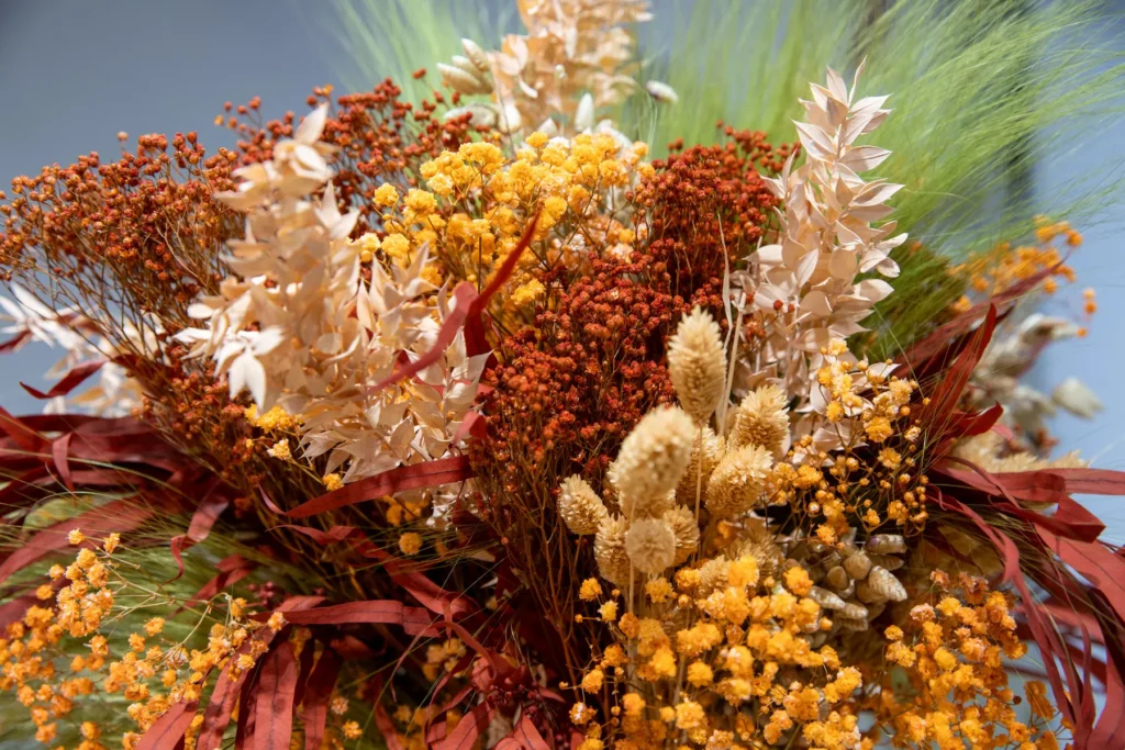ram tons calids, de tardor, amb flors preservades